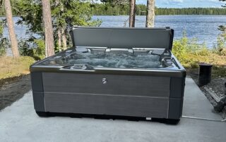 Highlife Graandee ulkoporeallas kotipihalla järven rannalla