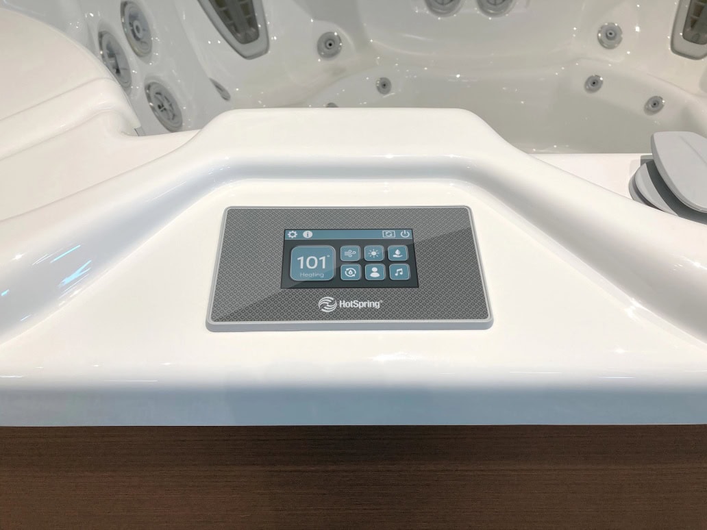 HotSpring-FreshWater-IQ-suolajärjestelmä-ohjauspaneeli-ulkoporealtaassa